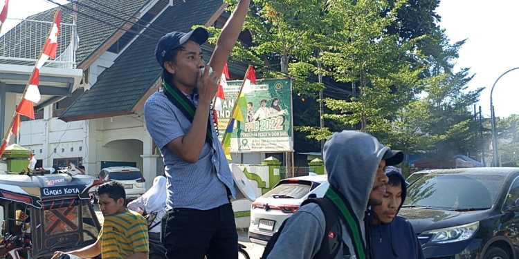 Himpunan Mahasiswa Islam (HMI) Komisariat Perguruan Tinggi (Koperti) Fajar Cabang Makassar menolak kenaikan harga Bahan Bakar Minyak (BBM)