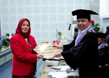 Mesra Rahayu salah satu pendiri Komunitas Sahabat Netra telah resmi mendapatkan gelar Doktornya dan juga menjadi salah satu Doktor termudah