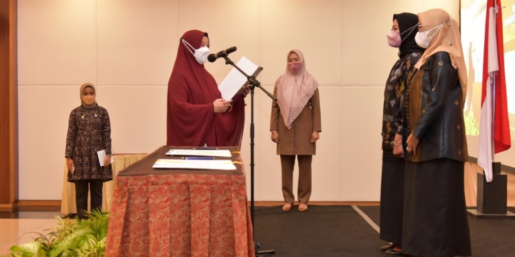 Ketua Dewan Kerajinan Nasional Daerah (Dekranasda) Sulsel, Naoemi Octarina, melantik Pengurus Dekranasda Sulsel Sisa Masa Bakti 2018 - 2023