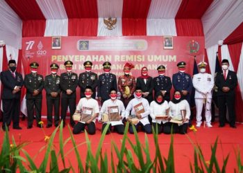 Andi Sudirman Sulaiman menyerahkan Surat Keputusan remisi Kementerian Hukum dan HAM RI kepada sejumlah perwakilan narapidana