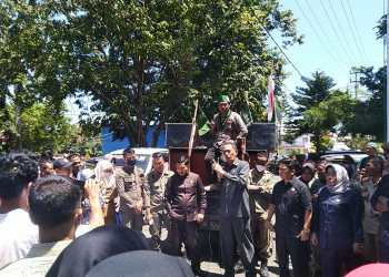Himpunan Mahasiswa Islam Cabang Bulukumba dengan sejumlah masyarakat nelayan melakukan unjuk rasa di 3 lokasi mulai dari depan Kantor