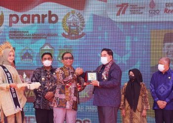 Sekertaris Daerah Provinsi Sulawesi Selatan mendampingi Pelaksana Tugas Menpan RB Mahfud MD di persemian MPP (Mal Pelayanan Publik) di Maros.