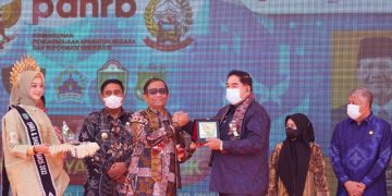 Sekertaris Daerah Provinsi Sulawesi Selatan mendampingi Pelaksana Tugas Menpan RB Mahfud MD di persemian MPP (Mal Pelayanan Publik) di Maros.