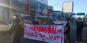 Barisan Muda Kesehatan Indonesia (BMKI) melakukan demonstrasi dalam hal untuk menyikapi isu akan naiknya harga Bahan Bakar Minyak (BBM)