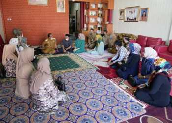 Gubernur Sulawesi Selatan, Andi Sudirman Sulaiman melayat di rumah duka Kabid Keswan Dinas Peternakan Sulsel, bapak Ir. H. Syamsul Bahri
