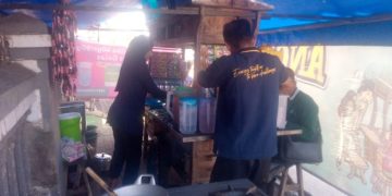 Angkringan adalah sebuah gerobak kecil yang berisi aneka makanan dan minuman, yang sekarang lagi banyak diminati berbagai kalangan usia