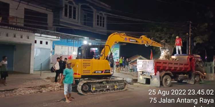 Rekonstruksi jalan Provinsi pada ruas Antang Raya di Kota Makassar tengah memasuki tahapan pembongkaran saluran eksisting.