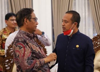Gubernur Sulawesi Selatan, Andi Sudirman Sulaiman menyambut Menko Polhukam RI (Plt. Menpan-RB), Mohammad Mahfud MD bersama rombongan