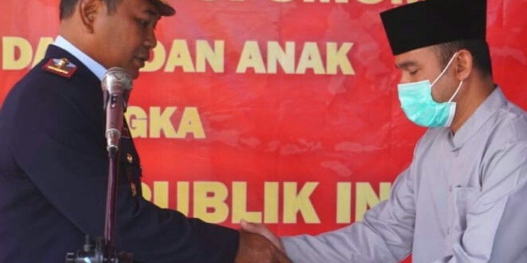 Kepala Rutan Pemalang menyerahkan SK Remisi secara simbolis kepada salah satu Napi. (Dok. Ist)