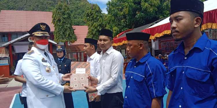 Penyerahan SK Remisi secara simbolis ke 143 di wakilkan oleh dua orang tahanan di Rutan Pangkep. (Dok. Ist)