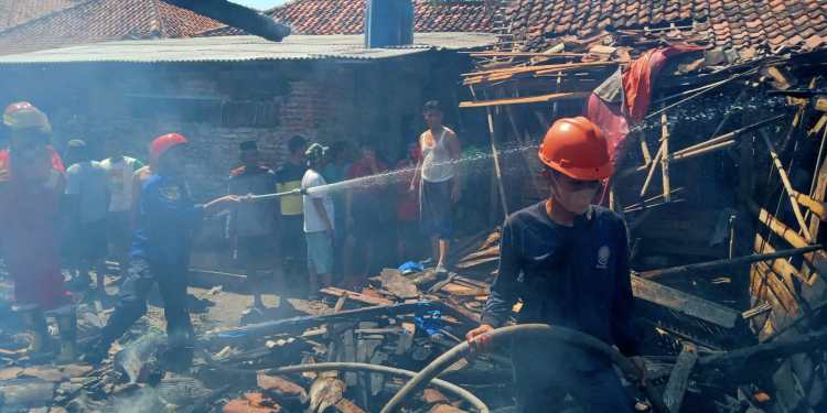 Tim Damkar Pemalang saat berjibaku memadamkan kobakarn api. (Ist)