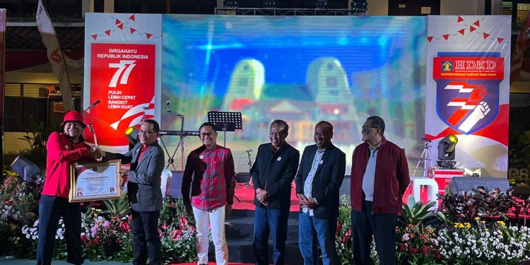 Rutan Kelas IIB Pemalang menerima penghargaan sebagai Satuan Kerja Lingkungan Terbersih. (Ragil Surono/ Humas)