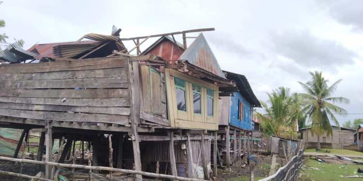 Rumah warga mengalami rusak parah setelah diterjang angin puting beliung di Tappe'e Lappa Sinjai. (Medium Indonesia/ Thatang)