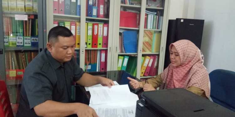 Tim Bawaslu Makassar saat memeriksa data ASN. (Ist)