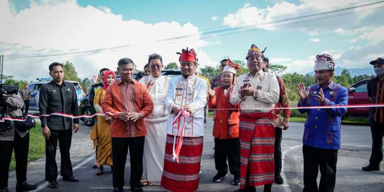 Peresmian ruas jalan oleh Gubernur Sulsel ditandai dengan pengguntingan pipa. (Ist)