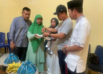 Andi Edy Manaf menghadiri acara aqiqah Raohan Sad, bayi yang ditemukan di Bontobahari, pekan lalu, di Panti Asuhan Saadatul Banaat