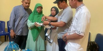 Andi Edy Manaf menghadiri acara aqiqah Raohan Sad, bayi yang ditemukan di Bontobahari, pekan lalu, di Panti Asuhan Saadatul Banaat