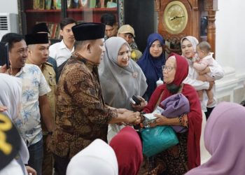 H. Slamet Junaidi bersama Ketua TP PKK Sampang Hj. Mimin Slamet Junaidi melepas keberangkatan warga kurang mampu menunaikan ibadah umrah