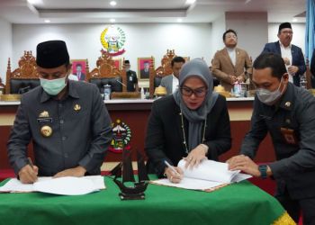 Penandatanganan Nota Kesepakatan antara Gubernur dengan Pimpinan DPRD Provinsi Sulsel terhadap Perubahan Kebijakan Umum APBD (KUA)