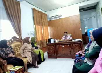 Kepala Dinas Kependudukan dan Pencatatan Sipil (Kadisdukcapil) Bulukumba Dedi Rahmadi mengajak Darma Wanita Persatuan (DWP) unit Disdukcapil