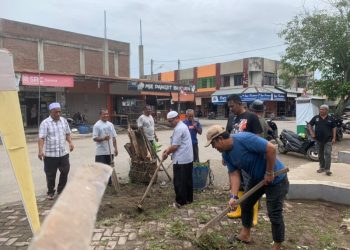 Gotong Royong adalah merupakan kebiasaan yang telah membudaya di Aceh. Kebiasaan ini adalah sebuah kegiatan yang menunjukkan kekompakan