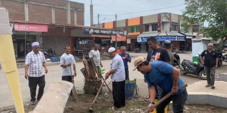Gotong Royong adalah merupakan kebiasaan yang telah membudaya di Aceh. Kebiasaan ini adalah sebuah kegiatan yang menunjukkan kekompakan