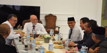 Paduka Yang Mulia Wali Nanggroe Aceh, Tgk Malik Mahmud Al Haytar didampingi Staf Khususnya, Dr Ravik menerima kunjungan Ketua PNT Aceh