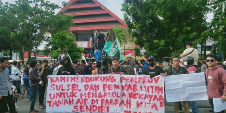 mahasiswa yang tergabung dalam "Aliansi Mahasiswa Sulawesi Selatan" menggelar aksi menolak perpanjangan kontrak karya PT. Vale Indonesia