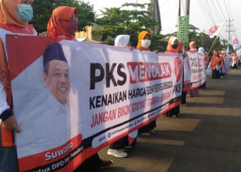 Ratusan massa yang tergabung dalam anggota dan simpatisan Partai Keadilan Sejahtera (PKS) Kabupaten Pemalang melakukan aksi damai