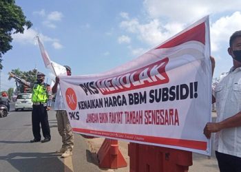 Aksi damai turun ke jalan menolak kenaikan BBM, puluhan massa yang tergabung dalam anggota Partai Keadilan Sejahtera Kabupaten Pangkep