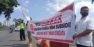 Aksi damai turun ke jalan menolak kenaikan BBM, puluhan massa yang tergabung dalam anggota Partai Keadilan Sejahtera Kabupaten Pangkep