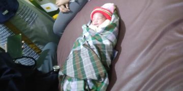 Pagi-pagi warga di gegerkan oleh bayi yang di temukan di perbatasan Herlang-Kajang pinggir sungai Jalan Liku Sakkea tepat di Dusun  Kassi Lohe Desa Lembang Kecamatan Kajang