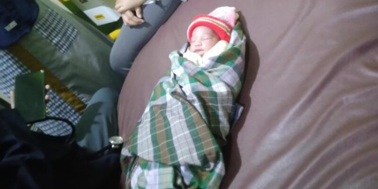 Pagi-pagi warga di gegerkan oleh bayi yang di temukan di perbatasan Herlang-Kajang pinggir sungai Jalan Liku Sakkea tepat di Dusun  Kassi Lohe Desa Lembang Kecamatan Kajang