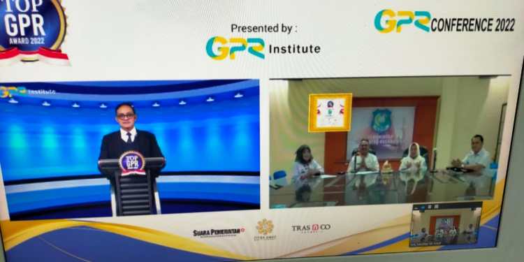 Penyerahan dan penerimaan Penghargaan secara virtual oleh Sekretaris Daerah Kabupaten Bulukumba, Muh. Ali Saleng, didampingi Asisten Administrasi Umum, Misbawati A. Wawo, Asisten Administrasi Pemerintahan Andi Baso Bintang. (Ist)