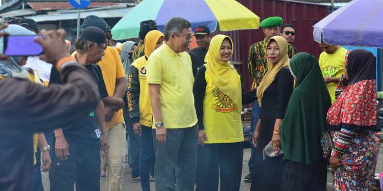 Taufan Pawe didampingi Andi Kartini Ottong saat menyapa warga dan pedagang pasar Lappa, Sinjai Utara. (Ist)