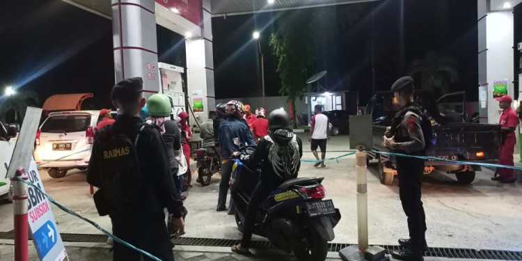 Sejumlah personil Polres Sinjai melakukan pemantauan di SPBU. (Humas/ Ist)