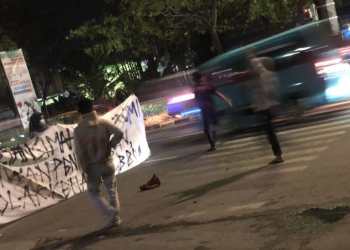 Tolak Kenaikan Harga BBM, Mahasiswa di Makassar Blokade Jalan Hingga Larut Malam