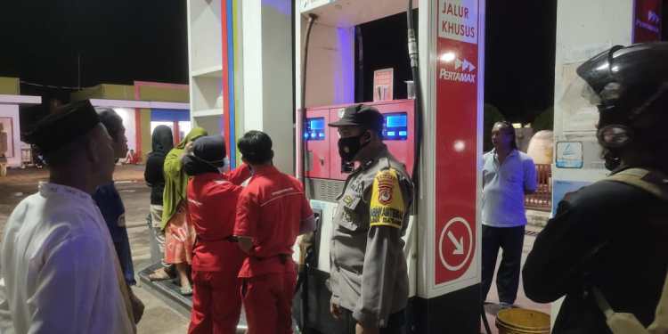 Personil Polres Pangkep saat memantau proses pengisian BBM kendaran di SPBU. (Ist)