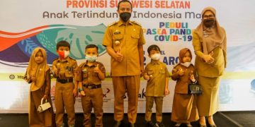 Andi Sudirman Sulaiman terlihat ada sebanyak 5 orang anak Pendidikan Anak Usia Dini ikut mendampingi dalam rangka mengukuhkan Forum Anak