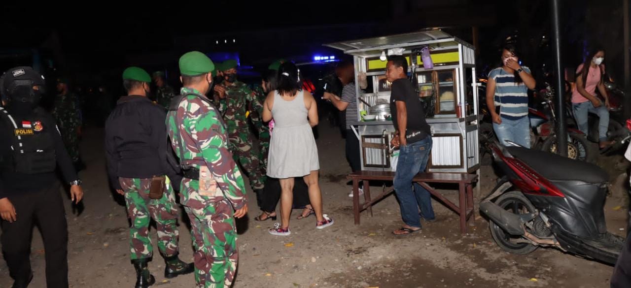 Personel gabungan Kepolisian Resor Toraja Utara bersama Kodim 1414/Tana Toraja dan Satpol PP, melakukan razia kartu vaksin