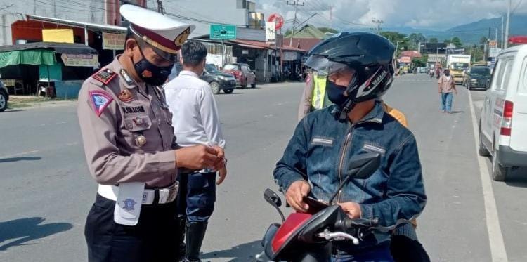 Personil Kasat Lantas Polres Lutra