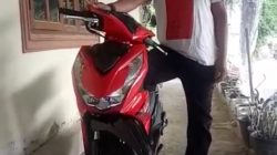 Masyarakat Bumi Masserempulu Enrekan terima hadiah motor dari program vaksinasi