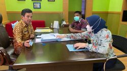 Pemalsuan dokumen mengatasnamakan identitas pejabat, mulai dari pemalsuan tanda tangan, bahkan cap stempel yang dengan mudah diduplikat