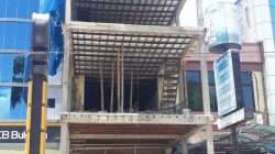 Pembangunan Rumah Toko (Ruko) empat (4) Lantai yang hampir selesai ditengah kota jalan Sultan Hasanuddin depan rumah Adat Balla Lompoa Gowa