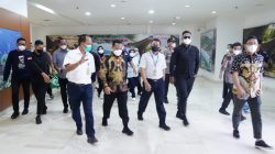 Masyarakat Sulawesi Selatan menyambut kedatangan Gubernur Sulawesi Selatan Andi Sudirman Sulaiman di Bandara Internasional Sultan Hasanuddin