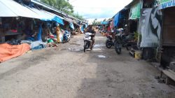 Ruas jalan di kompleks Pasar Sentral kabupaten Sinjai dikeluhkan warga dan pedagang. Pasalnya jalanan sudah lama berlubang dan digenangi air.