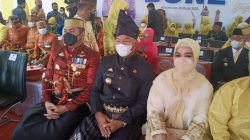 Diantara para tamu undangan Hari Jadi Bone, Bupati Bulukumba Andi Muchtar Ali Yusuf tampak mencolok karena mengenakan busana warna hitam