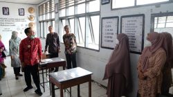 Gubernur Sulawesi Selatan, Andi Sudirman Sulaiman berkunjung ke UPT SMA Negeri 1 Bone di Jalan Ternate No. 1, Jeppee