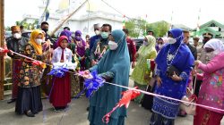 Bunda PAUD Sulsel, Naoemi Octarina melakukan pengguntingan pita pada peresmian Taman Baca La Tinringeng To Taba di Kantor Dinas Perpustakaan dan Arsip
