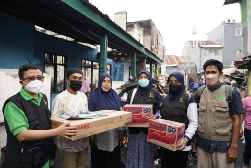 Andalan Sulsel Peduli menyalurkan bantuan kepada korban terdampak kebakaran di Jalan Pandang, Kelurahan Pandang,